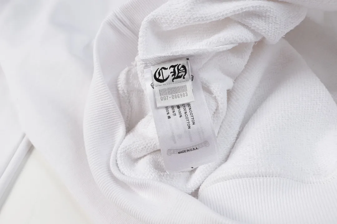 M17—P210 -Chrome Hearts/Chrome Hearts printed sweatshirt cardigan jacket -420 grams of high-density, high-quality wool, soft, delicate and skin-friendly, soft and silky to the touch, warm and skin-friendly -The hardware zipper accessories are all customized and full of details -Colour: black white -Size: S M L XL